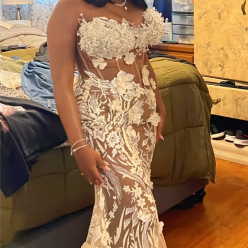 Elegant Floral Lace Evening Gown